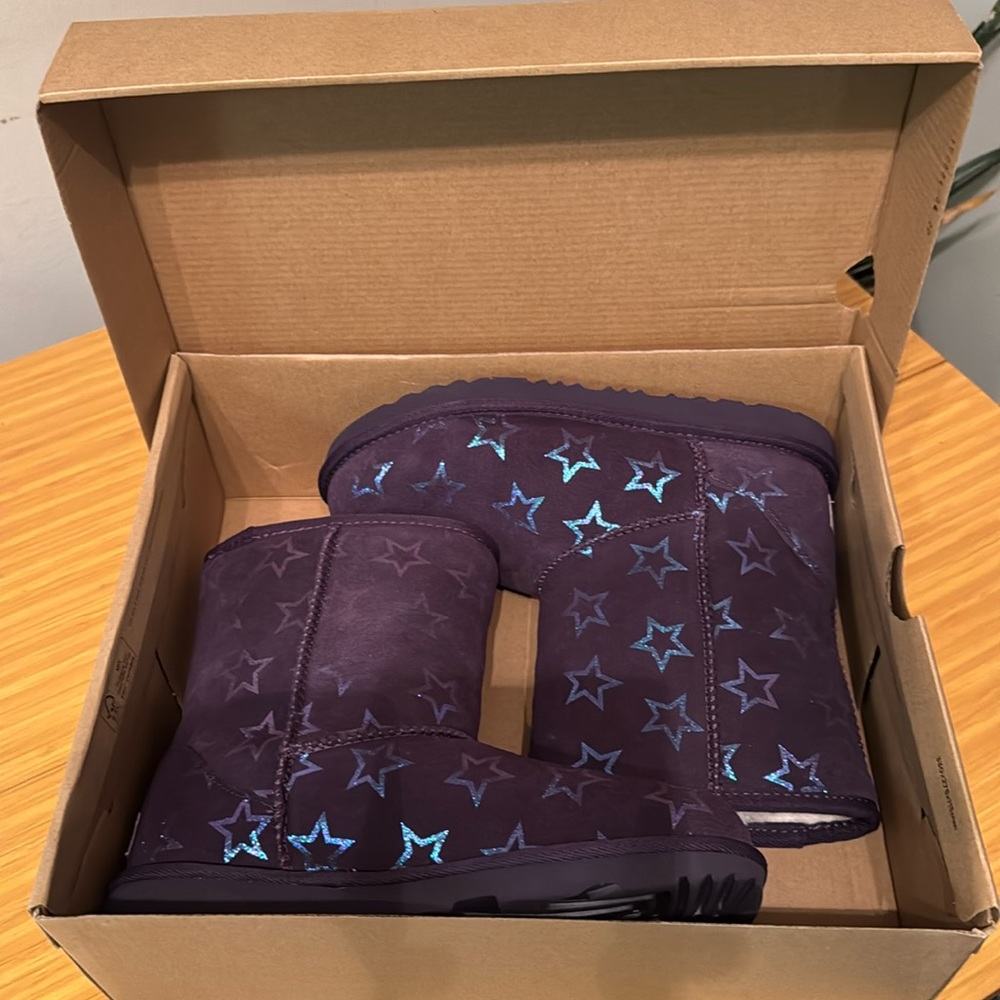 NWOT UGGS Girls iridescent purple with Stars